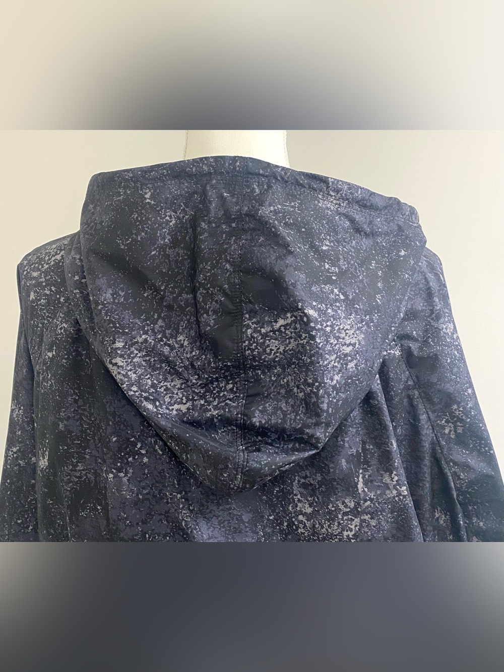 Under Armour Womens XL Black Print Hooded Pullover Windbreaker Jacket Utility - Picture 8 of 16